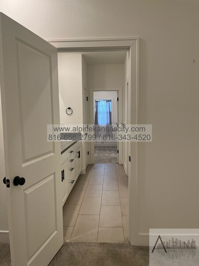 Building Photo - Beautiful Parkville Town Home Coming Soon!