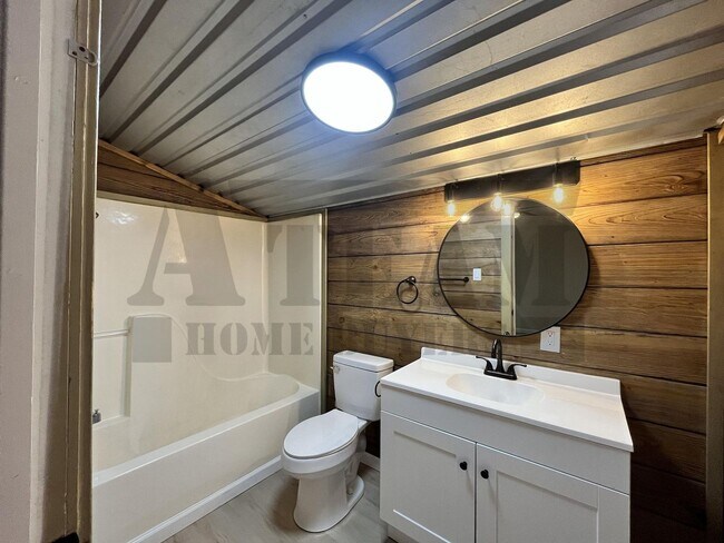 Building Photo - Beautifully updated 3-bedroom, 2-bathroom