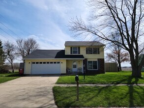 Building Photo - Great 2-level on Champaign Outskirts