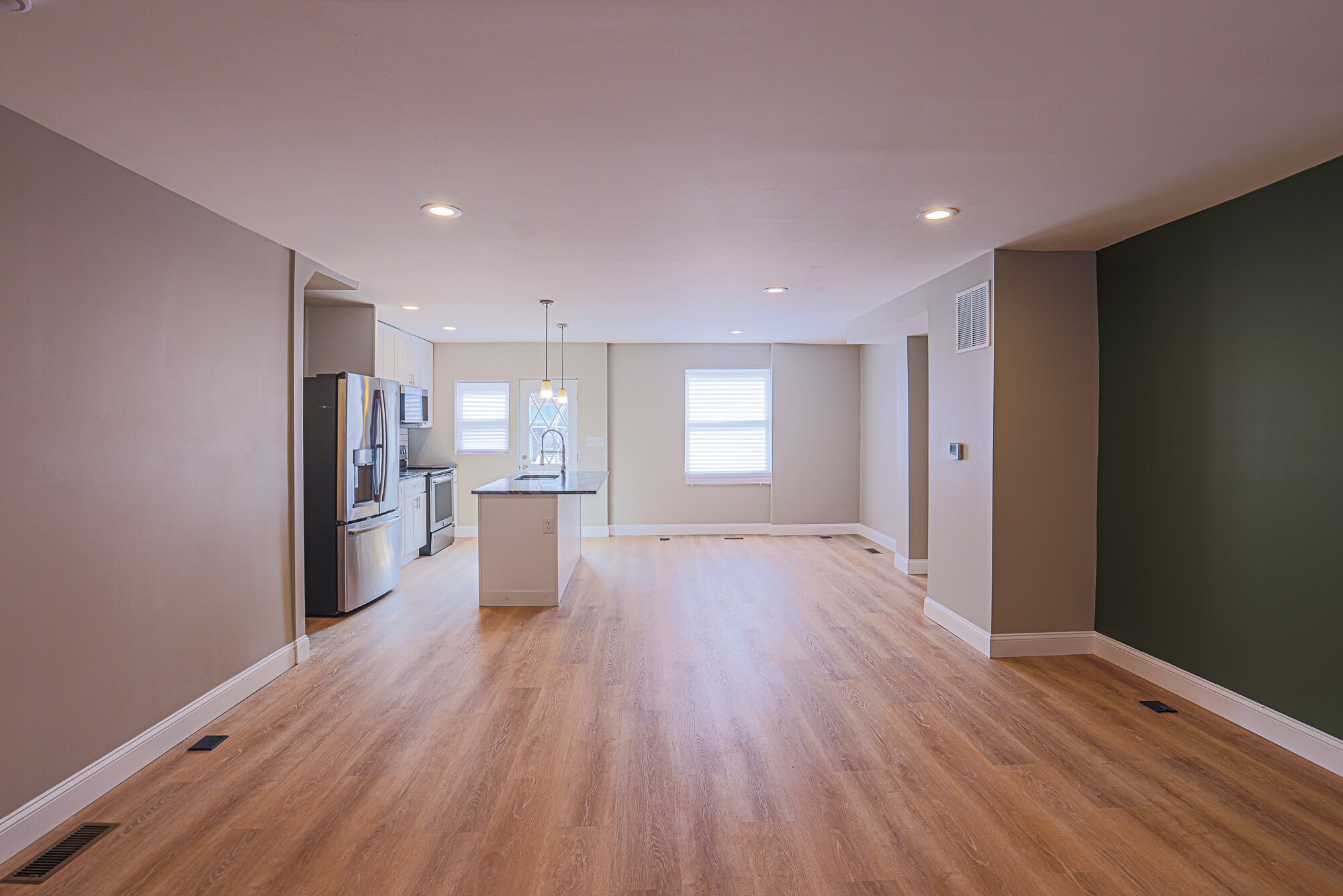 Open concept kitchen and living room - 3825 Rexmere Rd