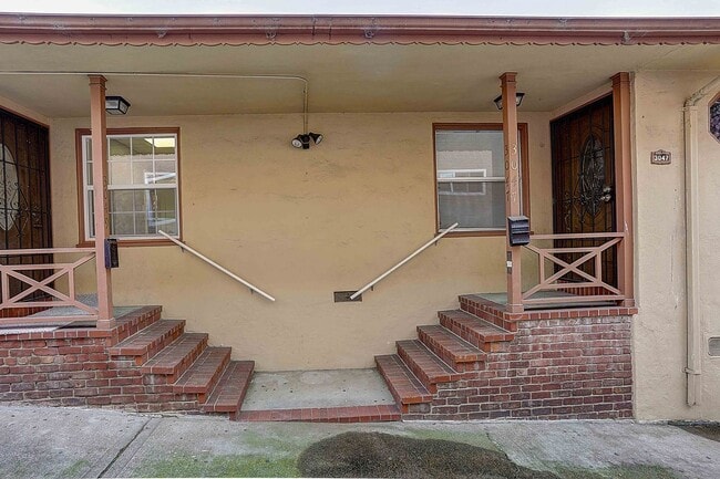 Building Photo - 3047-3049 Berlin Way