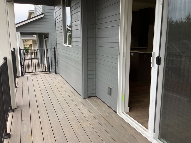 Building Photo - 4-Bedroom 3-Bathroom Townhouse style home