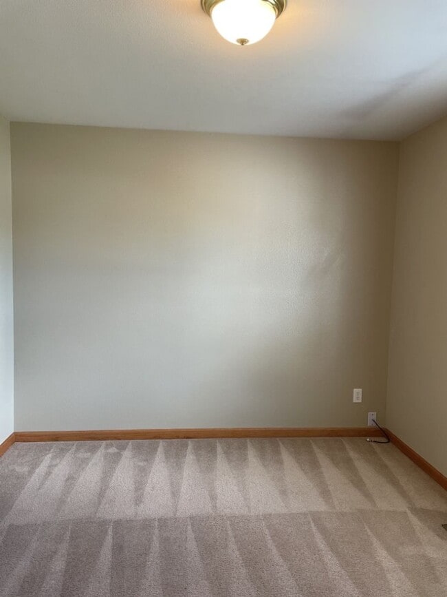 Building Photo - 4 Bed 2.5 Bath Home in Windsor - FREE Octo...
