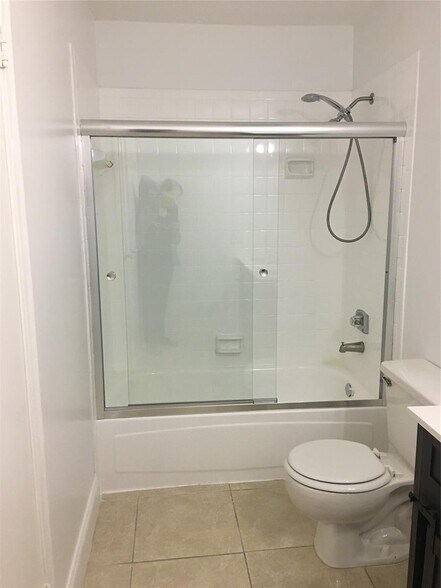 Building Photo - 927 Riverside Dr