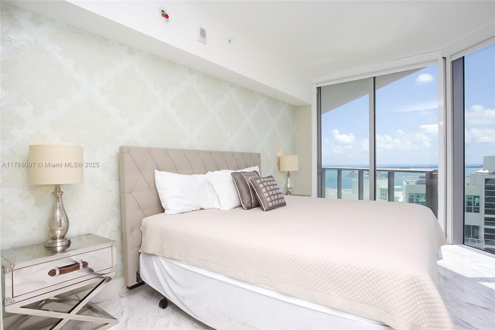 Building Photo - 1300 Brickell Bay Dr