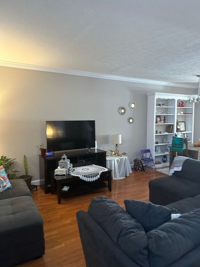 Building Photo - Stylish Townhome for Rent  Near the Heart ...