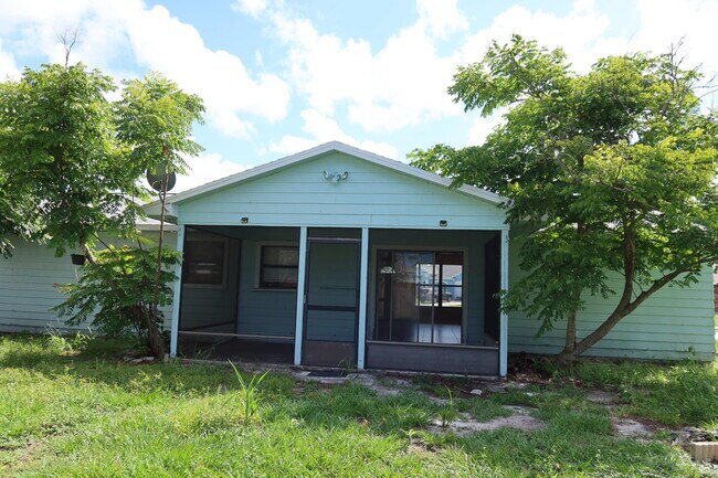 Building Photo - 601 SE Polynesian Ave