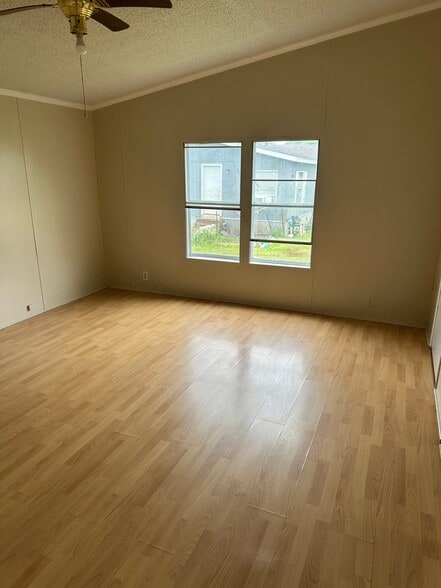 Building Photo - 120 Forest Creek Ln