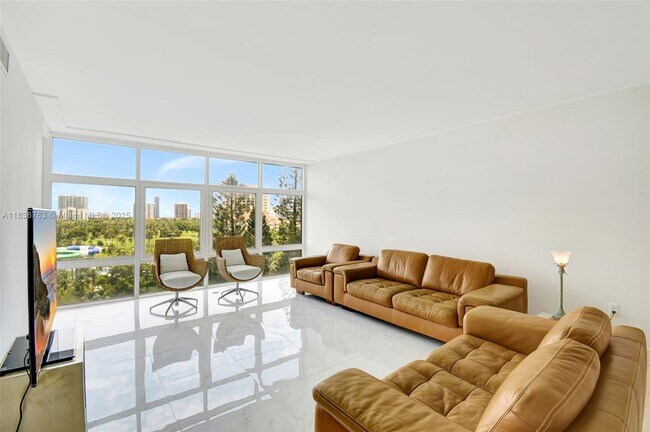 Primary Photo - 20100 W Country Club Dr