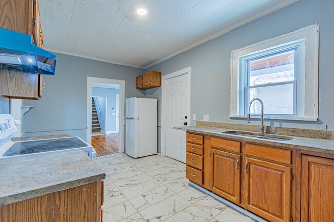 Building Photo - 383 Champlain St