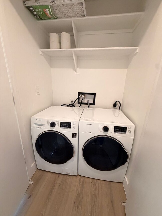 Building Photo - Updated 3 Bed / 2Bath Northeast Phoenix Home Ready for Immediate Move In w/ NO Carpet!