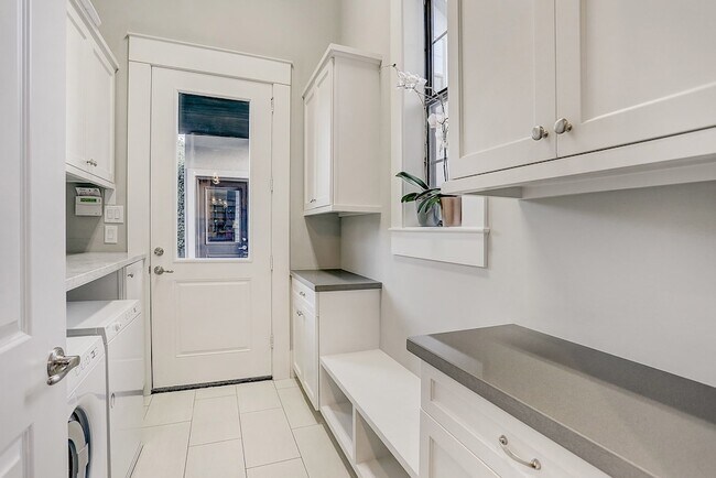 Building Photo - 5655 Locke Ln
