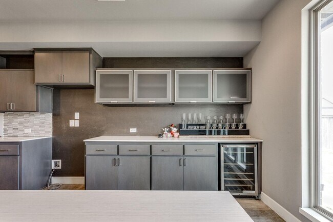 Building Photo - 2125 Heavenly Dr