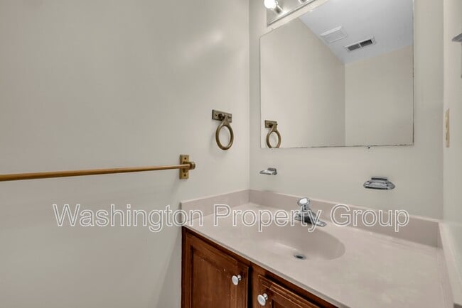 Building Photo - 5602 Grouper Ct