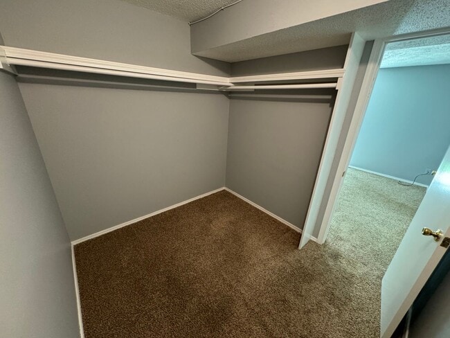 Building Photo - Spacious  Duplex in Southeast Springfield ...