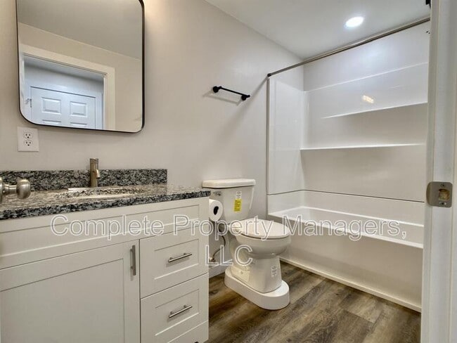 Building Photo - 423 Adams Ave