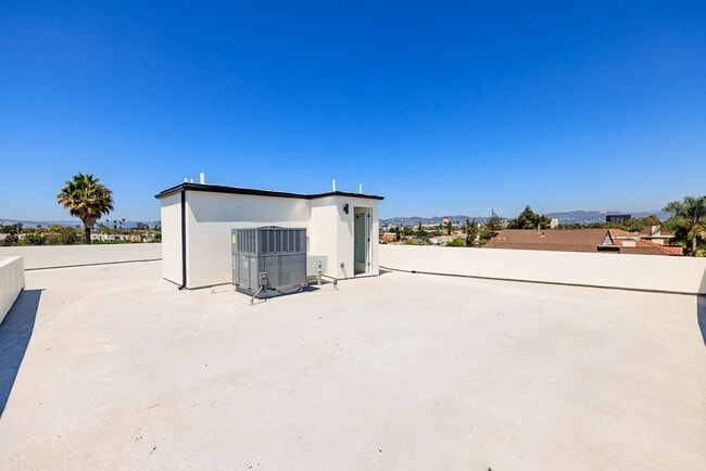 Building Photo - 1259 S Longwood Ave