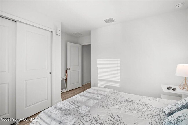 Building Photo - 527 Glaspell Cir SE