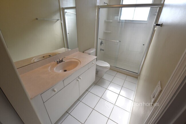 Building Photo - 4891 SW 35th Terrace