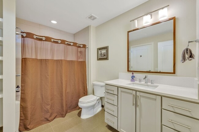Building Photo - 2 Bed, 2 Bath Luxury High-rise Condo w/ Pa...