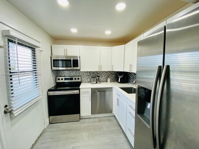 Building Photo - 3475 N Country Club Dr