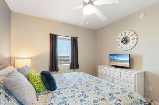 Building Photo - 365 E Beach Blvd