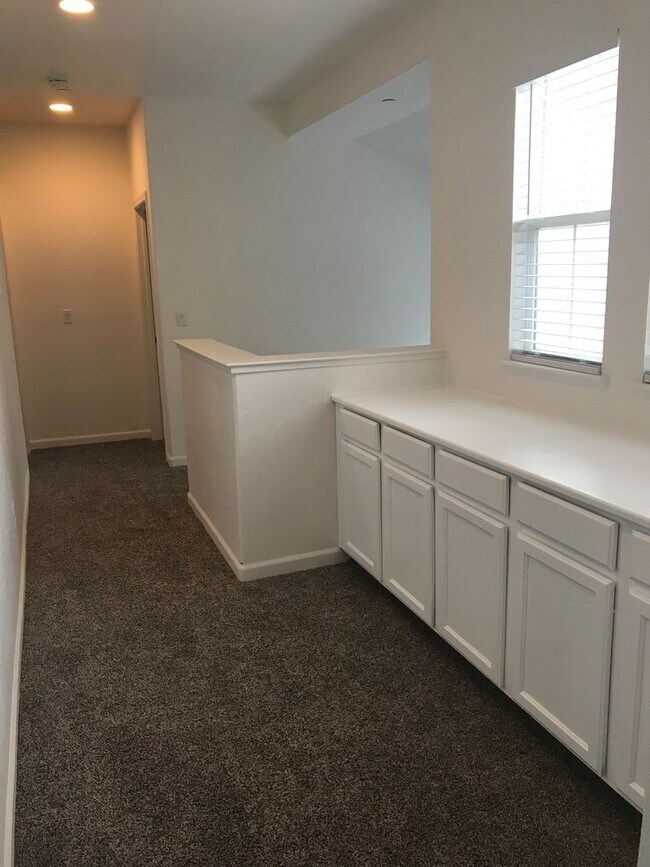 Building Photo - 4BR|2.5BA Townhome w/Garage|Yard|Water |Se...