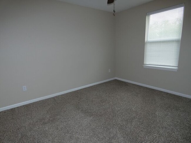 Building Photo - Beautiful Town Home!