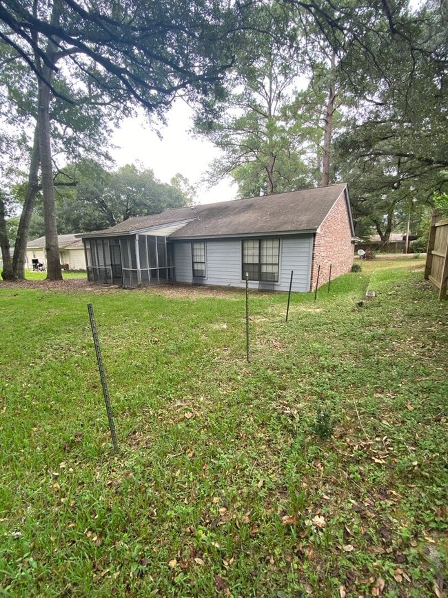 Building Photo - Sprawling home in NW Tallahassee