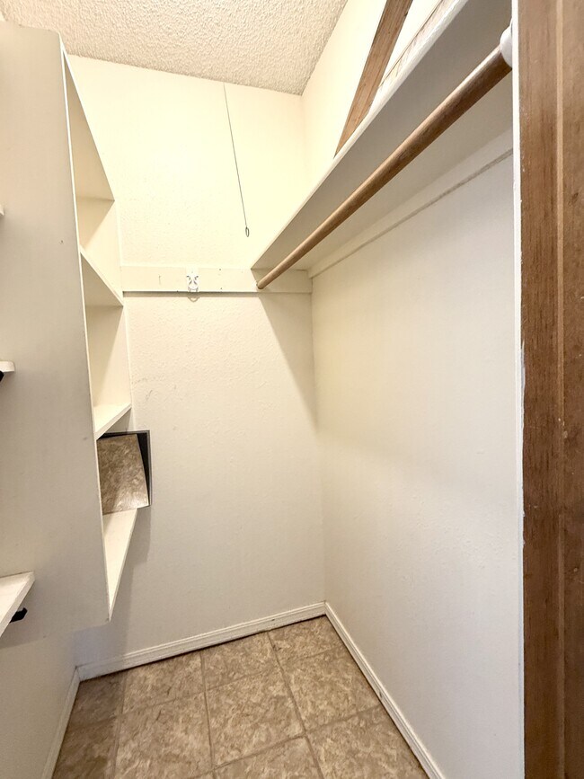 Building Photo - 2208 Shenandoah Dr