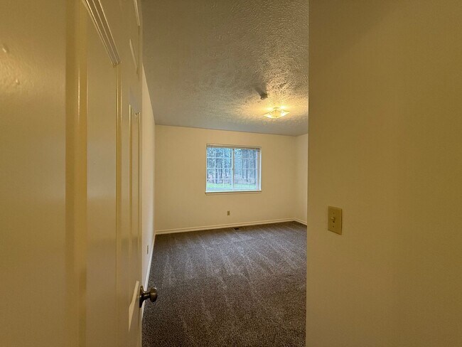 Building Photo - Stunning 3 Bed, 2 Bath Home near Riverside...