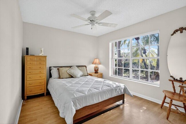 Building Photo - 1520 S Club Dr