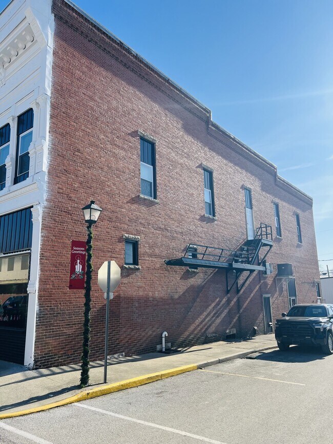 Building Photo - 101 E Main St
