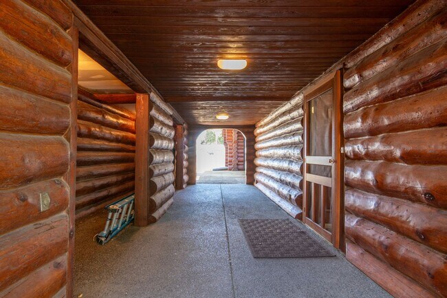 Building Photo - Luxury secondary Lake Property offering 3 beds 2.5 baths and bonus space