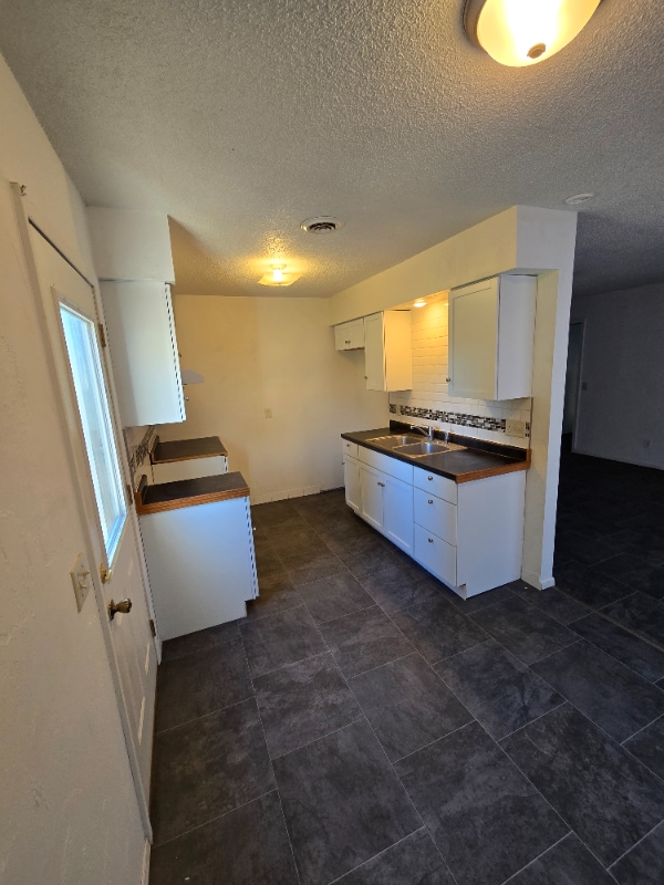 Building Photo - 518 6th Ave