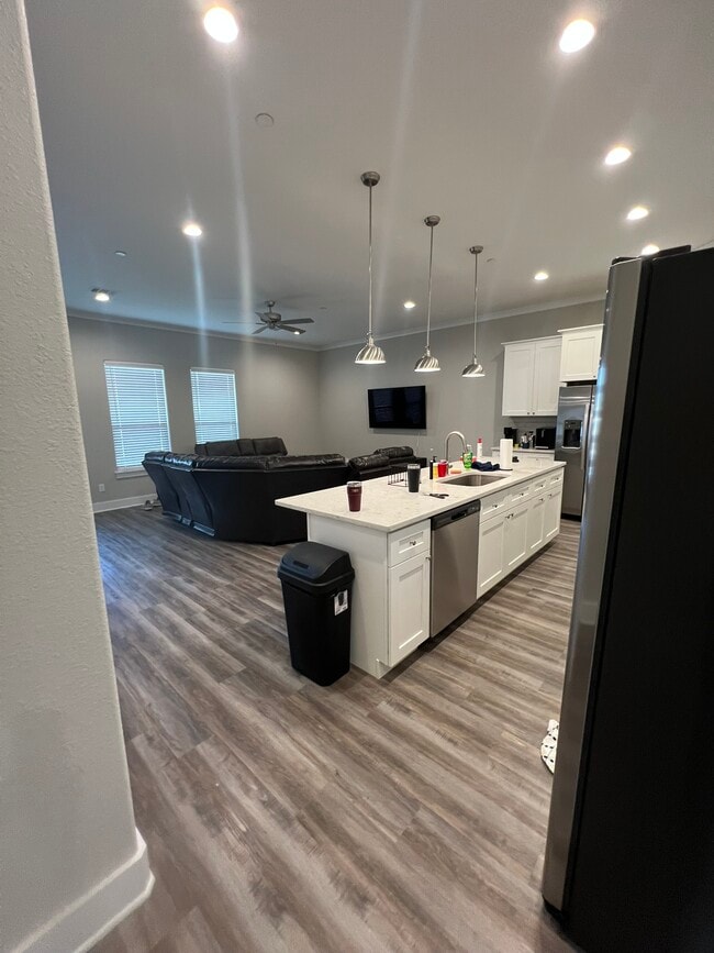 Building Photo - 710 Vassar Ct