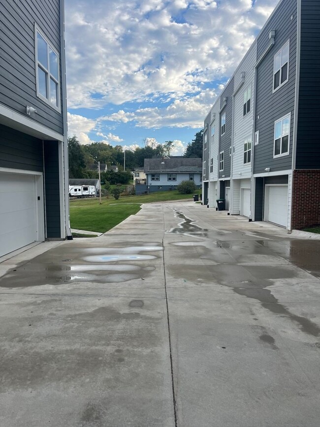 Building Photo - New Construction, 2 bed, 3 bath Row Home, ...