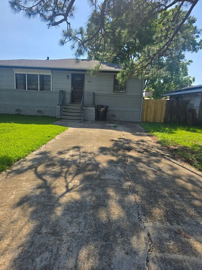 Building Photo - Single Family Home 6 Bedroom 2 Baths
