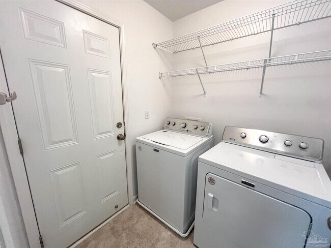 Building Photo - 202 Creekview Dr