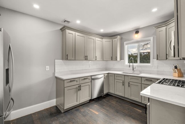 Building Photo - 133 Nichols St