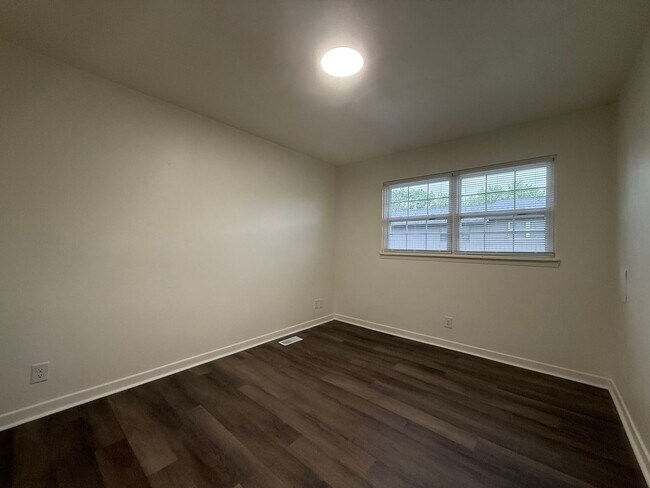 Building Photo - 2 Bedroom 1.5 Bath Apartment located in Jo...