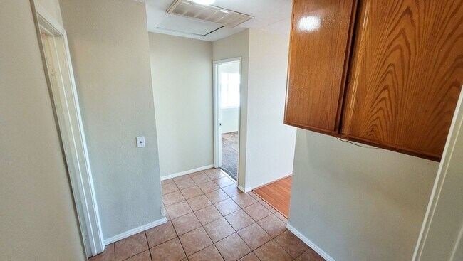 Building Photo - Upstairs 3 Bedroom 2 Bath Apartment with H...
