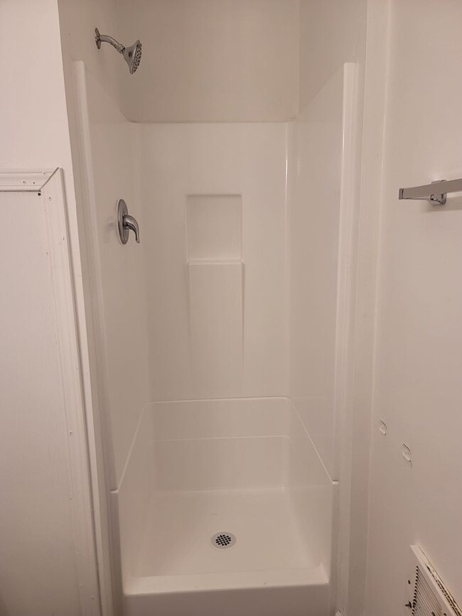 Building Photo - Cozy, partially remodeled 1 bedroom apartm...