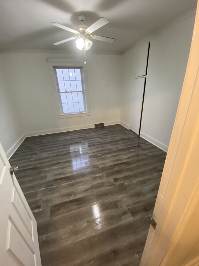 Building Photo - Large 2BR, 1-1/2 BA AVAILABLE NOW! Apply T...