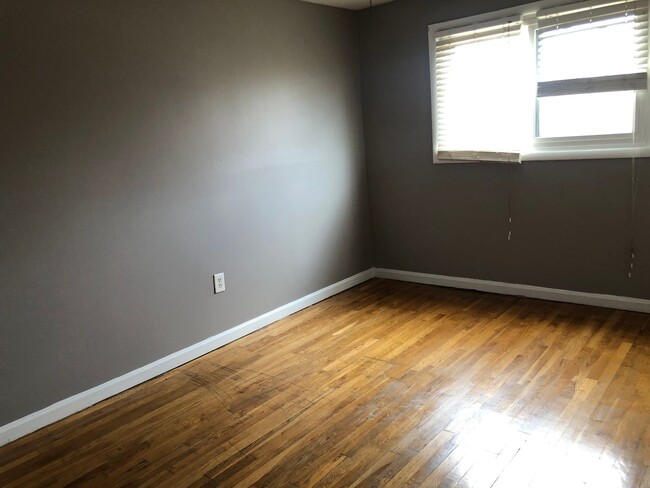 Building Photo - 3 Bedrooms 1.5 bathrooms, finished basemen...