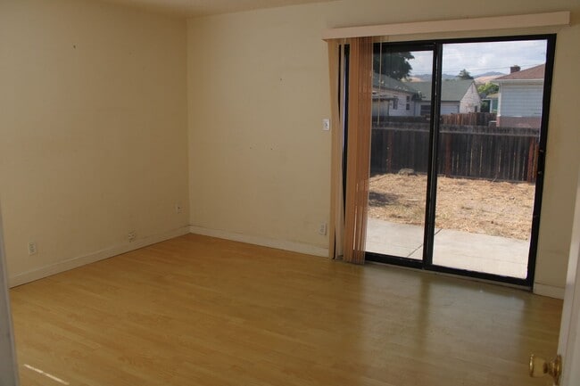 Building Photo - ***COMING SOON*** Three Bedroom, 1 1/2 Bathroom House with 2 Garages and Side Yard Access in Pitt...
