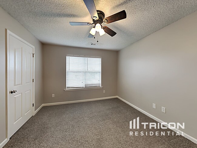 Building Photo - 404 Gresham Dr