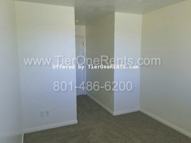 Building Photo - ** Limited Time Offer ** $500 OFF your first month's RENT!