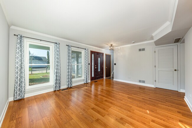 Building Photo - 617 Lakewood Farms Dr