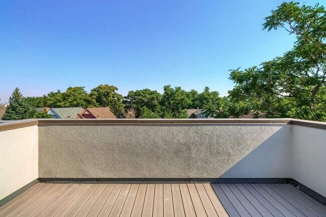 Building Photo - 3 bedroom Townhome + 2 Large Flex Spaces &...